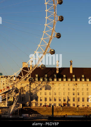 London Eye. Londres. Royaume-uni 29 juin 2018 - lumière dorée sur London Eye au coucher du soleil après une journée très chaude à Londres. Le Met Office prévoit un week-end très chaud et humide au sud-est de l'Angleterre. Credit : Crédit Roamwithrakhee /Alamy Live News Banque D'Images