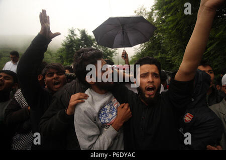 Pulwama, j, l'Inde. 30 Juin, 2018. Sensibiliser les hommes cachemiris pro liberté slogans lors des funérailles d'un adolescent et étudiant de dixième année Gosainnad Faizan Ahmad dans domaine de Pulwama quelque 20 kilomètres de Srinagar, la capitale d'été du Cachemire sous contrôle indien le 30 juin 2018.Faizan a été abattu par des forces du gouvernement indien près de l'arme de combat dans Thamuna-site de Pulwama du Cachemire où selon le Jammu-et-Cachemire police trois militants ont été tués au cours de la fusillade. Credit : Faisal Khan/ZUMA/Alamy Fil Live News Banque D'Images