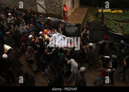 Pulwama, Jammu-et-Cachemire, en Inde. 30 Juin, 2018. Cachemiris portent le corps mort d'un adolescent et étudiant de dixième année Gosainnad Faizan Ahmad dans domaine de Pulwama quelque 20 kilomètres de Srinagar, la capitale d'été du Cachemire sous contrôle indien le 30 juin 2018.Faizan a été abattu par des forces du gouvernement indien près de l'arme de combat dans Thamuna-site de Pulwama du Cachemire où selon le Jammu-et-Cachemire police trois militants ont été tués au cours de la fusillade. Credit : Faisal Khan/ZUMA/Alamy Fil Live News Banque D'Images