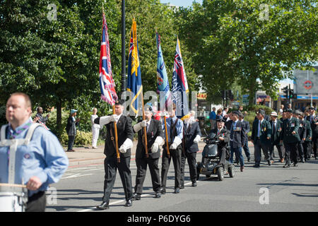 Morden, Surrey, UK. 30 Juin, 2018. Défilé de la Journée des Forces armées a lieu à 09.45h avec un défilé, le salut des prises par le Sous-lieutenant et maire de Merton, avec les dignitaires et les députés locaux à l'extérieur du centre civique de Merton sur routes fermées à la circulation. Prendre part sont membres de la Royal British Legion, l'armée britannique, la Royal Navy, de la Royal Air Force et de Londres (Gurkha népalais) Association. Credit : Malcolm Park/Alamy Live News. Banque D'Images