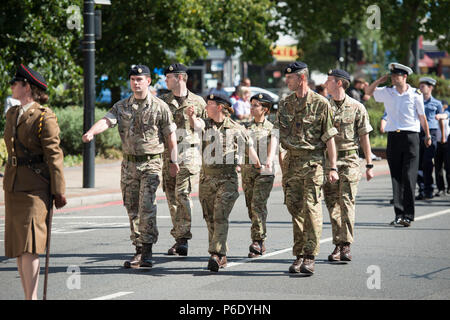 Morden, Surrey, UK. 30 Juin, 2018. Défilé de la Journée des Forces armées a lieu à 09.45h avec un défilé, le salut des prises par le Sous-lieutenant et maire de Merton, avec les dignitaires et les députés locaux à l'extérieur du centre civique de Merton sur routes fermées à la circulation. Prendre part sont membres de la Royal British Legion, l'armée britannique, la Royal Navy, de la Royal Air Force et de Londres (Gurkha népalais) Association. Credit : Malcolm Park/Alamy Live News. Banque D'Images