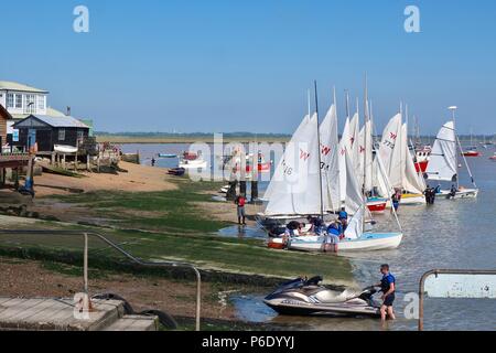 Course de canot voyageur de partir sur un matin d'été chaud et ensoleillé à Felixstowe Ferry Sailing Club dans le Suffolk. Banque D'Images