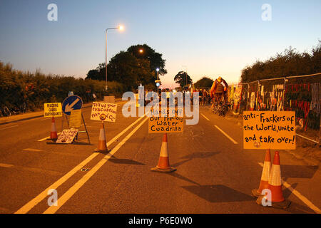 Preston, Royaume-Uni, 30 juin 2018. Comme Anti-Fracking manifestants se rassemblent pour regarder un film de motivation, à l'extérieur de l'entreprise Gaz de schiste la fracturation "Cuadrilla" Site, côté route de visibles signes automobilistes mettent en lumière les préoccupations des manifestants qu'ils arrêter le site de forage de gaz de schiste pendant 48 heures. juin 2018. Le forage a été perturbé et aucun crédit d'alimentation : SOPA/Alamy Images Limited Live News Banque D'Images