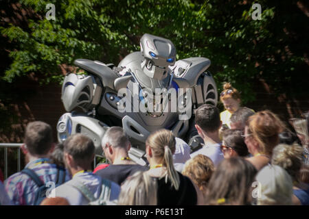 Des artistes robotiques futuristes au Lancashire Science Festival où Titan le robot partiellement mécanisé costume développé par la société britannique Cyberstein robots a organisé un spectacle amusant à des centaines de spectateurs à l'événement scientifique de l'Université Lancashire. Banque D'Images