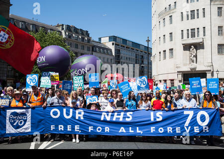 Londres, Royaume-Uni. 30 juin 2018. Des milliers de personnes, dont beaucoup d'infirmières, des médecins et des professionnels de la santé, de prendre part à une manifestation dans le centre de Londres pour marquer le 70e anniversaire de la National Health Service (NHS) et pour exiger la fin de coupures à et la privatisation des services publics. L'événement était organisé par l'Assemblée du peuple contre l'austérité, campagnes de santé ensemble, le TUC et onze autres syndicats de la santé. Credit : Mark Kerrison/Alamy Live News Banque D'Images