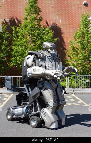 Des artistes robotiques futuristes au Lancashire Science Festival où Titan le robot partiellement mécanisé costume développé par la société britannique Cyberstein robots a organisé un spectacle amusant à des centaines de spectateurs à l'événement scientifique de l'Université Lancashire. Banque D'Images