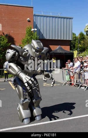 Des artistes robotiques futuristes au Lancashire Science Festival où Titan le robot partiellement mécanisé costume développé par la société britannique Cyberstein robots a organisé un spectacle amusant à des centaines de spectateurs à l'événement scientifique de l'Université Lancashire. Banque D'Images