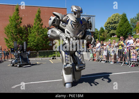 Des artistes robotiques futuristes au Lancashire Science Festival où Titan le robot partiellement mécanisé costume développé par la société britannique Cyberstein robots a organisé un spectacle amusant à des centaines de spectateurs à l'événement scientifique de l'Université Lancashire. Banque D'Images