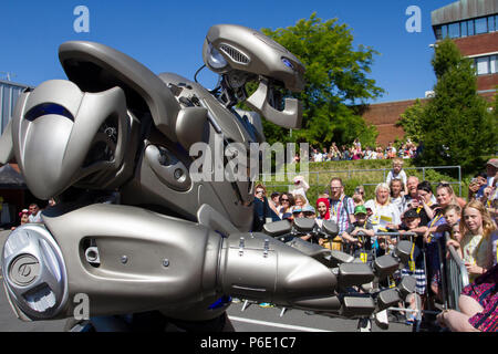 Des artistes robotiques futuristes au Lancashire Science Festival où Titan le robot partiellement mécanisé costume développé par la société britannique Cyberstein robots a organisé un spectacle amusant à des centaines de spectateurs à l'événement scientifique de l'Université Lancashire. Banque D'Images