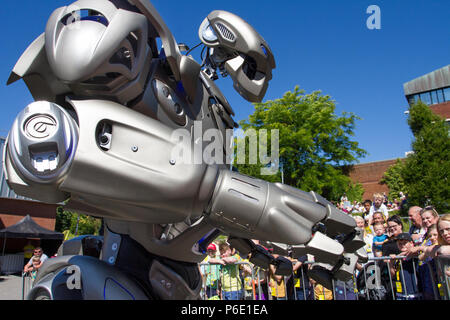 Des artistes robotiques futuristes au Lancashire Science Festival où Titan le robot partiellement mécanisé costume développé par la société britannique Cyberstein robots a organisé un spectacle amusant à des centaines de spectateurs à l'événement scientifique de l'Université Lancashire. Banque D'Images