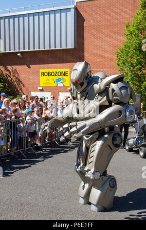 Des artistes robotiques futuristes au Lancashire Science Festival où Titan le robot partiellement mécanisé costume développé par la société britannique Cyberstein robots a organisé un spectacle amusant à des centaines de spectateurs à l'événement scientifique de l'Université Lancashire. Banque D'Images