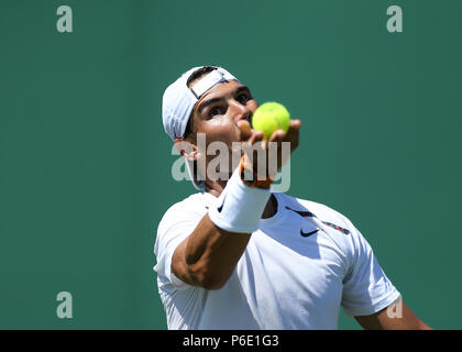 Londres, Royaume-Uni, le 30 juin 2018, l'All England Lawn Tennis et croquet Club, en Angleterre, la Tennis de Wimbledon, le joueur pratique et media sessions ; Rafael Nadal (ESP) sert au cours de la pratique de sports plus sessionCredit : Action Images/Alamy Live News Crédit : Action Plus de Sports/Alamy Live News Banque D'Images