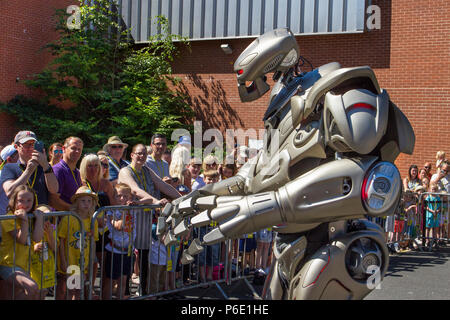 Des artistes robotiques futuristes au Lancashire Science Festival où Titan le robot partiellement mécanisé costume développé par la société britannique Cyberstein robots a organisé un spectacle amusant à des centaines de spectateurs à l'événement scientifique de l'Université Lancashire. Banque D'Images