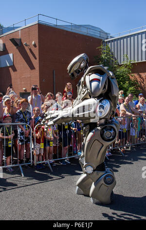 Des artistes robotiques futuristes au Lancashire Science Festival où Titan le robot partiellement mécanisé costume développé par la société britannique Cyberstein robots a organisé un spectacle amusant à des centaines de spectateurs à l'événement scientifique de l'Université Lancashire. Banque D'Images