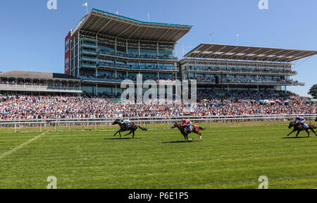 L''hippodrome de York, York, Royaume-Uni. 30 Juin, 2018. Le Sunbets ; course de chevaux jockeys Saut Dunkerron monté par David Egan fonctionne sur de gagner le soleil Paris Novice Chase Credit : Action Plus Sport/Alamy Live News Banque D'Images