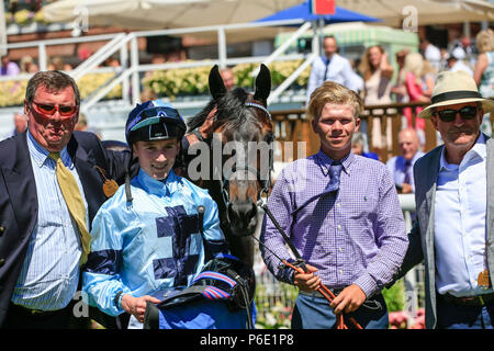 L''hippodrome de York, York, Royaume-Uni. 30 Juin, 2018. Le Sunbets ; course de chevaux jockeys Jump Jockey David Egan et les connexions de Dunkerron gagnante dans les gagnants : Action Crédit boîtier Plus Sport/Alamy Live News Banque D'Images