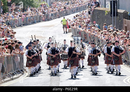 Galashiels, Écosse, Royaume-Uni, le 30 juin : Journée des Lads Braw Braw (2018) Collecte de Lads Ex Galashiels Pipe Band de jouer pendant la collecte de Lads Braw festival annuel, une partie de la saison de conduite commun écossais, le 30 juin 2018 à Galashiels, Crédit : Rob Gray/Alamy Live News Banque D'Images