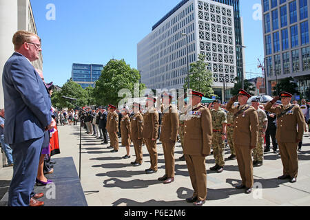 Manchester, UK, 30 juin 2018. Salut Parade lors des célébrations de la Journée nationale des Forces armées où le public ont l'occasion de rencontrer les membres des forces armées et de leur parler de leur travail, St Peters Square, Manchester, 30 juin 2018 (C)Barbara Cook/Alamy Live News Banque D'Images