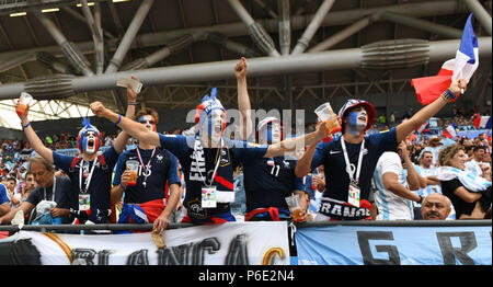 Kazan, Russie. 30 Juin, 2018. Fans de France cheer avant la Coupe du Monde FIFA 2018 ronde de 16 match entre la France et l'Argentine à Kazan, Russie, 30 juin 2018. Crédit : Li Ga/Xinhua/Alamy Live News Banque D'Images