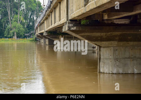 Srinagar, Jammu & Kashmir, Inde - 30 juin 2018 - L'eau de la rivière des pluies au milieu Jehlum le samedi à Srinagar, capitale d'été du Cachemire indien. Une alerte aux crues a été donnée au Cachemire le vendredi après le niveau d'eau de la rivière Jhelum a fortement augmenté à la suite de pluies incessantes. Credit : Abbas Idrees SOPA/Images/ZUMA/Alamy Fil Live News Banque D'Images