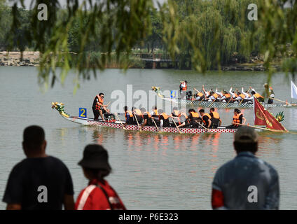 (180630) -- BEIJING, 30 juin 2018 (Xinhua) -- les équipes de bateau-dragon la concurrence sur le lac Fuhai Parc de Yuanmingyuan, ou l'Ancien Palais d'été, à Beijing, capitale de Chine, le 30 juin 2018. Les gens réunis ici le samedi pour célébrer le 30e anniversaire de l'ouverture officielle du Parc Yuanmingyuan à public. L'Ancien Palais d'été sur le nord-ouest de la banlieue de Beijing a été restauré à partir de ruines de l'ancien jardin impérial Yuanmingyuan construit en 1709. Il a été incendié par les troupes britanniques et françaises en 1860, partiellement reconstruit, puis à nouveau saccagé par les forces alliées de huit étrangers envahisseurs Banque D'Images