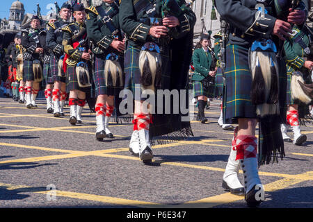 Aberdeen, Écosse, Royaume-Uni. 30 Juin, 2018. Pipe Bands militaires, soldats et cadets représentant des régiments écossais le long de la rue Union Street, Aberdeen, au cours de la Journée nationale des Forces armées en 2018. Credit : AC Images/Alamy Live News Banque D'Images