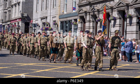 Aberdeen, Écosse, Royaume-Uni. 30 Juin, 2018. Pipe Bands militaires, soldats et cadets représentant des régiments écossais le long de la rue Union Street, Aberdeen, au cours de la Journée nationale des Forces armées en 2018. Credit : AC Images/Alamy Live News Banque D'Images