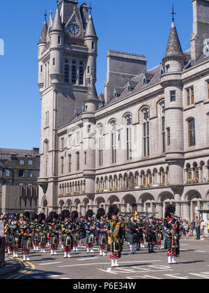 Aberdeen, Écosse, Royaume-Uni. 30 Juin, 2018. Pipe Bands militaires, soldats et cadets représentant des régiments écossais le long de la rue Union Street, Aberdeen, au cours de la Journée nationale des Forces armées en 2018. Credit : AC Images/Alamy Live News Banque D'Images