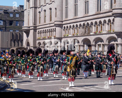 Aberdeen, Écosse, Royaume-Uni. 30 Juin, 2018. Pipe Bands militaires, soldats et cadets représentant des régiments écossais le long de la rue Union Street, Aberdeen, au cours de la Journée nationale des Forces armées en 2018. Credit : AC Images/Alamy Live News Banque D'Images