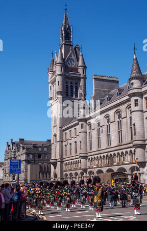 Aberdeen, Écosse, Royaume-Uni. 30 Juin, 2018. Pipe Bands militaires, soldats et cadets représentant des régiments écossais le long de la rue Union Street, Aberdeen, au cours de la Journée nationale des Forces armées en 2018. Credit : AC Images/Alamy Live News Banque D'Images