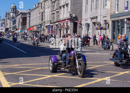 Aberdeen, Écosse, Royaume-Uni. 30 Juin, 2018. Ex motards militaires font partie de la parade célébrant la Journée nationale des Forces armées en 2018 à Aberdeen, en Écosse. Credit : AC Images/Alamy Live News Banque D'Images