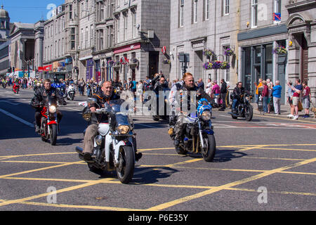 Aberdeen, Écosse, Royaume-Uni. 30 Juin, 2018. Ex motards militaires font partie de la parade célébrant la Journée nationale des Forces armées en 2018 à Aberdeen, en Écosse. Credit : AC Images/Alamy Live News Banque D'Images