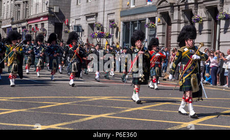 Aberdeen, Écosse, Royaume-Uni. 30 Juin, 2018. Pipe Bands militaires, soldats et cadets représentant des régiments écossais le long de la rue Union Street, Aberdeen, au cours de la Journée nationale des Forces armées en 2018. Credit : AC Images/Alamy Live News Banque D'Images