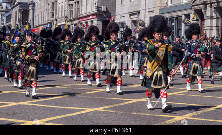 Aberdeen, Écosse, Royaume-Uni. 30 Juin, 2018. Pipe Bands militaires, soldats et cadets représentant des régiments écossais le long de la rue Union Street, Aberdeen, au cours de la Journée nationale des Forces armées en 2018. Credit : AC Images/Alamy Live News Banque D'Images