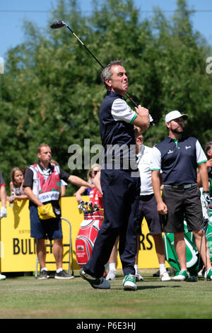 Newport, Pays de Galles, 30 juin 2018. Tournoi de golf de la coupe des célébrités - Celtic Manor, Newport, Wales, UK - Samedi 30 Juin - l'acteur James Nesbitt jouer pour l'équipe Irlande tees off dans la session de l'après-midi à la célébrité Cup. Photo Steven Mai / Alamy Live News Banque D'Images