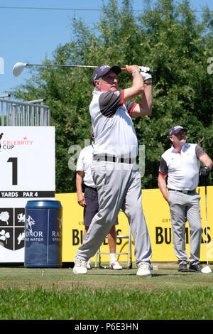 Newport, Pays de Galles, 30 juin 2018. Tournoi de golf de la coupe des célébrités - Celtic Manor, Newport, Wales, UK - Samedi 30 Juin - Rugby player légende Sir Gareth Edwards fait partie de l'équipe de Galles tees off au premier trou à la célébrité Cup - Photo Steven Mai / Alamy Live News Banque D'Images