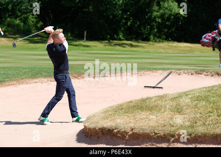 Tournoi de golf de la coupe des célébrités - Celtic Manor, Newport, Wales, UK - Samedi 30 Juin - le chanteur Ronan Keating jouer pour l'équipe l'Irlande joue un bunker dans la session de l'après-midi à la célébrité Cup. Photo Steven Mai / Alamy Live News Banque D'Images