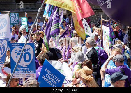 Londres, Royaume-Uni. 30 juin 2018. Frances O'Grady (au centre), entouré par d'autres marcheurs au cours de l'ENM 70 mars anniversaire à travers la ville. Crédit : Kevin Frost/Alamy Live News Banque D'Images