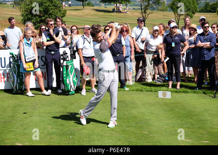 Celebrity Golf Cup Celtic Manor, Newport, Pays de Galles, juin 2018 - Diffuseur Gethin Jones tees au sixième trou observé par une grande foule de spectateurs - Photo Steven Mai / Alamy Live News Banque D'Images