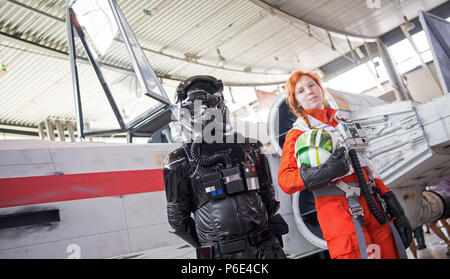 Stuttgart, Allemagne. 30 Juin, 2018. Deux cosplayeurs portant les tenues des personnages de Star Wars Tie-Fighter- (L) et X-Wing pilot (R), au cours de la première journée de la culture pop juste 'Comic Con' à l'Allemagne de Stuttgart. La foire a lieu du 30 juin au 01 juillet. Crédit : Sébastien Gollnow/dpa/Alamy Live News Banque D'Images