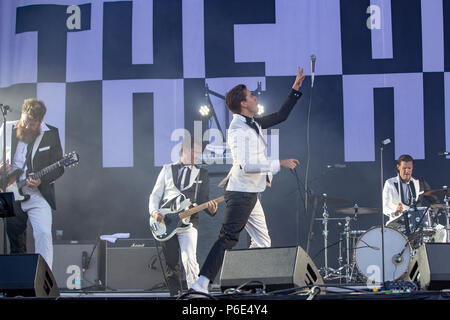 Finsbury Park, Royaume-Uni. 30 juin 2018, le groupe de rock suédois The Hives avec Pelle Almqvist, Niklas Almqvist, Christian Grahn, le Dr Matt Destruction, vigilante Carlstroem, Randy Fitzsimmons performing at Queens of the Stone Age et les amis.UK.Parc Finsbury Londres.© Jason Richardson / Alamy Live News Banque D'Images