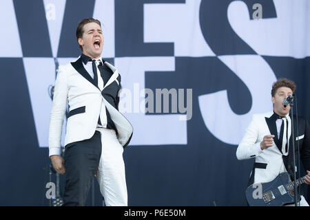 Finsbury Park, Royaume-Uni. 30 juin 2018, le groupe de rock suédois The Hives avec Pelle Almqvist, Niklas Almqvist, Christian Grahn, le Dr Matt Destruction, vigilante Carlstroem, Randy Fitzsimmons performing at Queens of the Stone Age et les amis.UK.Parc Finsbury Londres.© Jason Richardson / Alamy Live News Banque D'Images