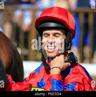 L''hippodrome de York, York, Royaume-Uni. 30 Juin, 2018. Le Sunbets ; course de chevaux jockeys Jump Jockey Graham Lee dans le boîtier gagnante après avoir remporté le soleil Paris Jump Jockeys Nunthorpe Handicap sur Fendale : Action Crédit Plus Sport/Alamy Live News Banque D'Images