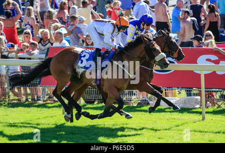 L''hippodrome de York, York, Royaume-Uni. 30 Juin, 2018. Le Sunbets jump course de chevaux jockeys ; Mukhayyam monté par Robert Dodsworth fonctionne sur de gagner le soleil Paris Handicap Apprenti : Action Crédit Plus Sport/Alamy Live News Banque D'Images