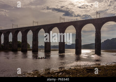 Les kayakistes au coucher du soleil sur la frontière royale pont qui franchit la rivière Tweed à Berwick-upon-Tweed dans le Northumberland, Angleterre du Nord-Est. Banque D'Images