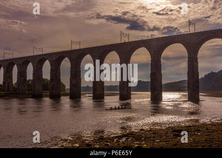 Les kayakistes au coucher du soleil sur la frontière royale pont qui franchit la rivière Tweed à Berwick-upon-Tweed dans le Northumberland, Angleterre du Nord-Est. Banque D'Images