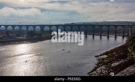 Les kayakistes au coucher du soleil sur la frontière royale pont qui franchit la rivière Tweed à Berwick-upon-Tweed dans le Northumberland, Angleterre du Nord-Est. Banque D'Images