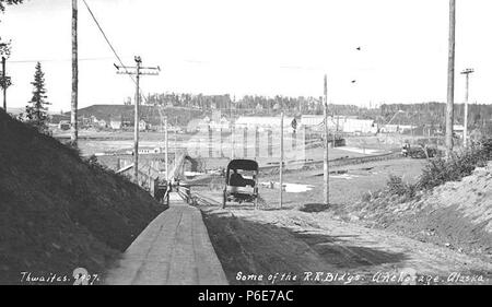 . Anglais : Route et trottoir menant à l'emplacement de bâtiments de fer à Anchorage, ca. 1917 . Anglais : Légende sur l'image : certains des R.R. L'édifice, Anchorage, Alaska PH Coll 247,612 en 1915, le président Woodrow Wilson a autorisé des fonds pour la construction de l'Alaska Railroad. Ship Creek Landing a été choisi comme siège de cet effort, coordonné par la nouvelle Commission de l'ingénierie de l'Alaska. Une "Ville des Tentes" surgirent dans le désert à l'embouchure du ruisseau de navires, et bientôt a bondi à une population de plus de 2 000. Le 9 juillet 1915, la ville d'Anchorage est tenue d'enchères, et plus de 600 lots dans un Banque D'Images