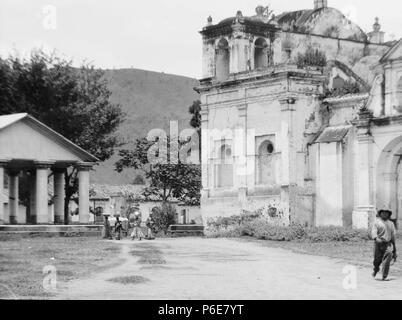 Español : Parroquia de San Sebastian y Templo de Minerva en Antigua Guatemala en 1916 . 1916 73 Sansebastiangenthe1916 Banque D'Images