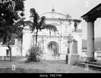 Español : Paroisse de San Sebastián y templo de Minerva de Antigia au Guatemala en 1916. 1916 73 Sansebastianminerva1916 Banque D'Images